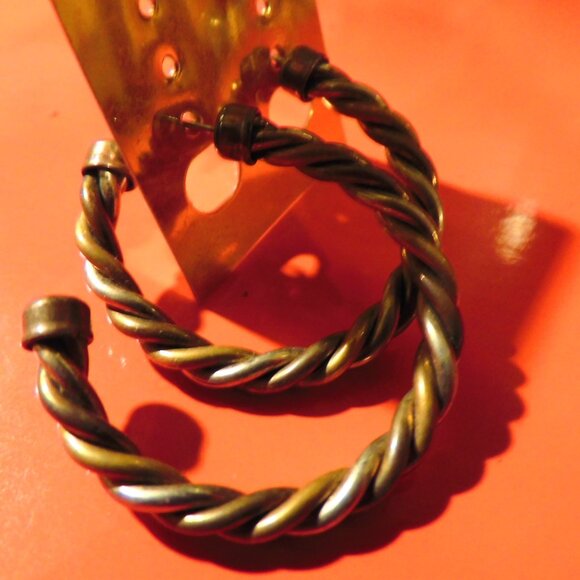 VINTAGE TRI-COLOR TWISTED METAL EARRINGS - GREAT WITH JEANS!! - Picture 5 of 5